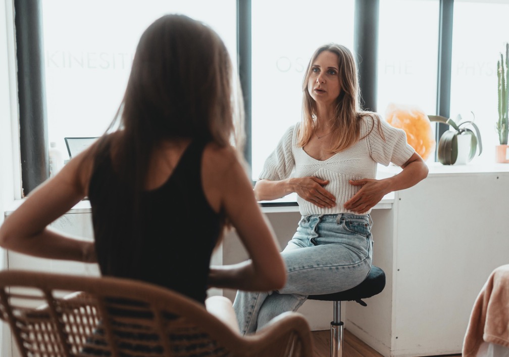 Sarah Zipper en consultation naturopathique avec une cliente